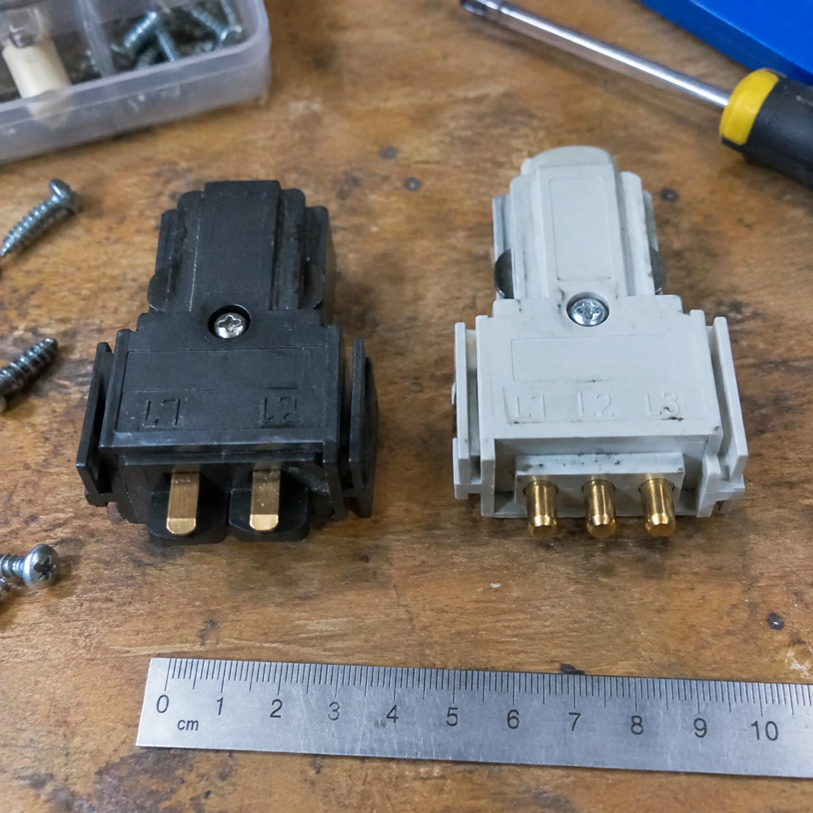 Track adapter compatibility check Comparing track adapters before you install LED track light units